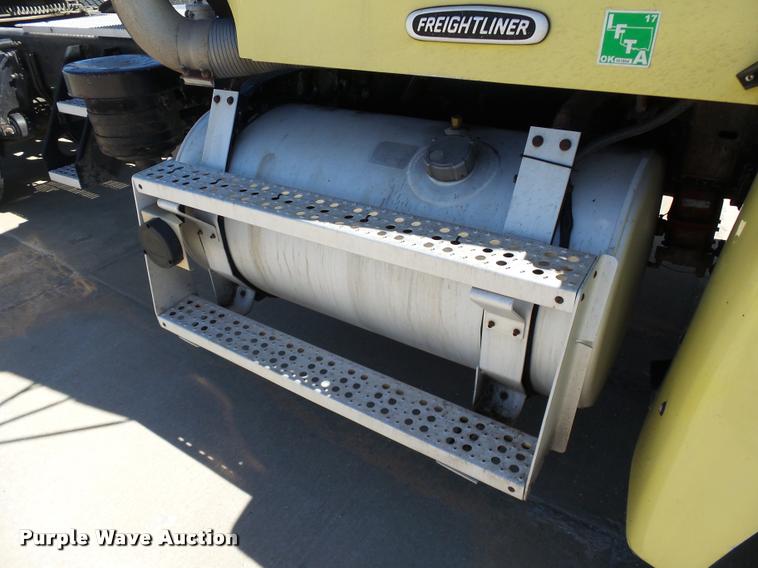 image for item DB4735 2001 Freightliner FLD120 semi truck