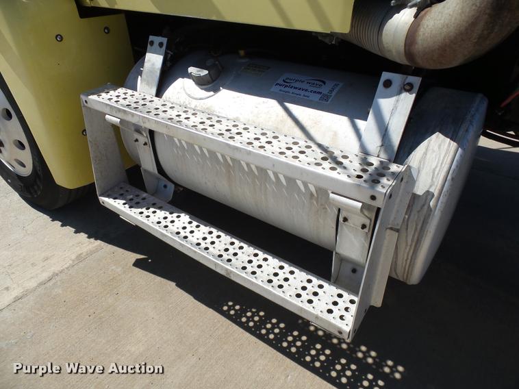 image for item DB4735 2001 Freightliner FLD120 semi truck