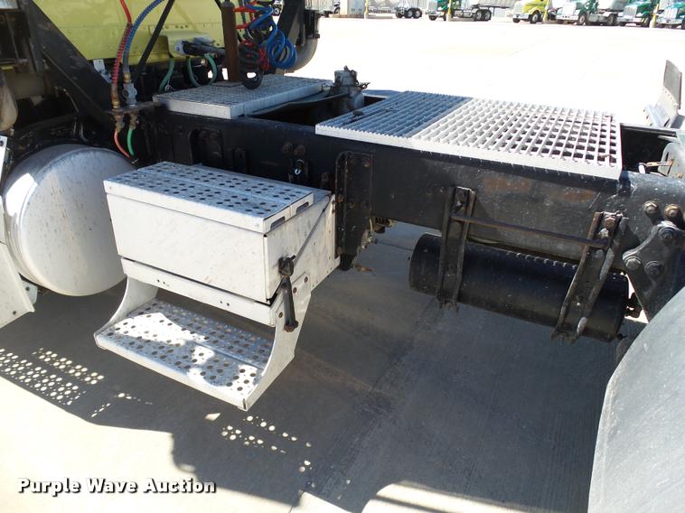 image for item DB4735 2001 Freightliner FLD120 semi truck