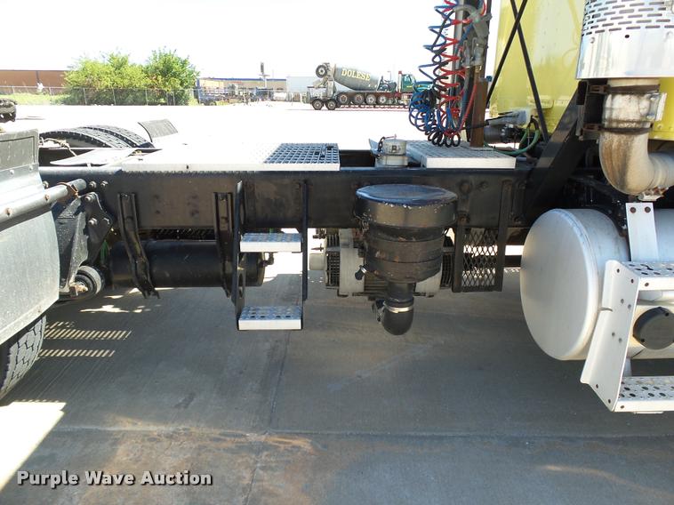 image for item DB4735 2001 Freightliner FLD120 semi truck