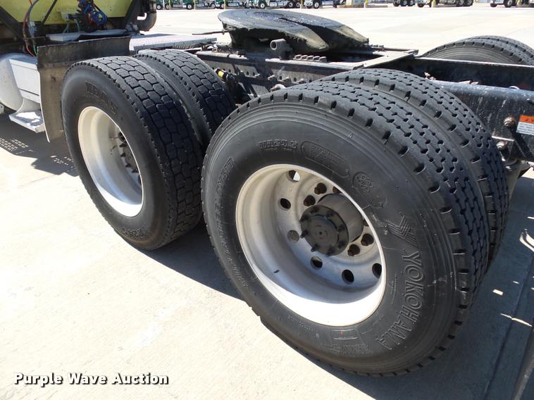 image for item DB4735 2001 Freightliner FLD120 semi truck