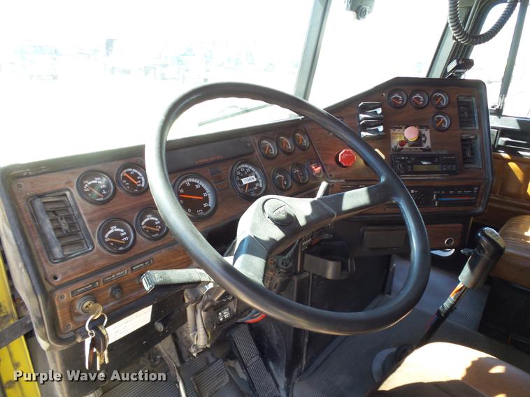 image for item DB4736 2001 Freightliner FLD120 semi truck