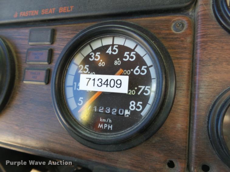 image for item DB4736 2001 Freightliner FLD120 semi truck