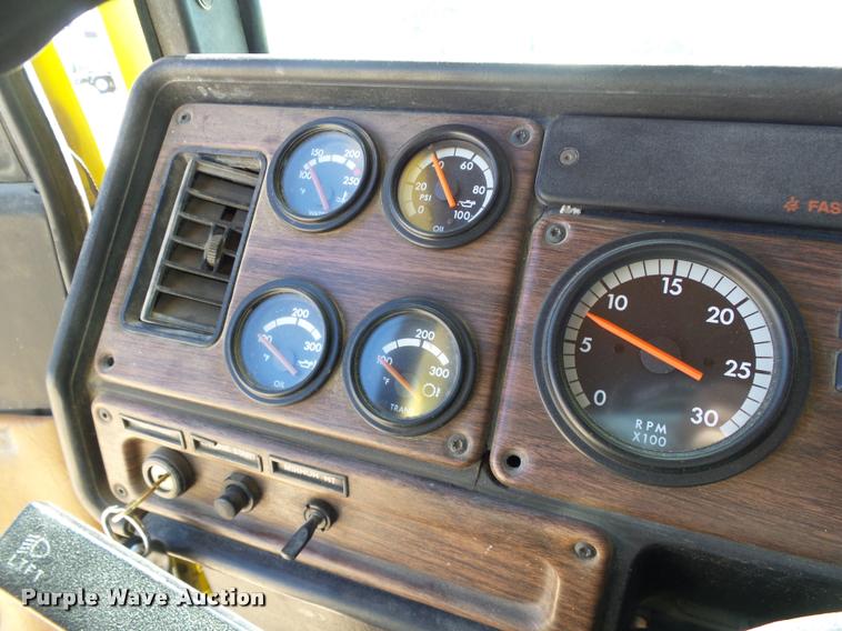 image for item DB4736 2001 Freightliner FLD120 semi truck