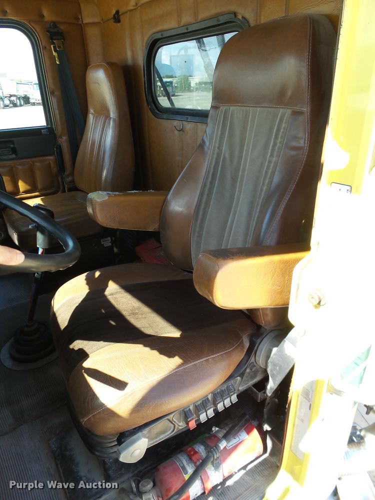 image for item DB4736 2001 Freightliner FLD120 semi truck