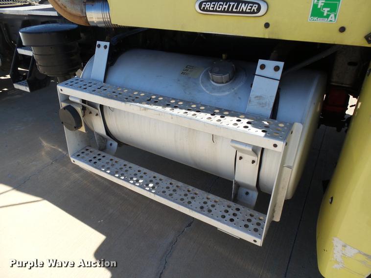 image for item DB4736 2001 Freightliner FLD120 semi truck