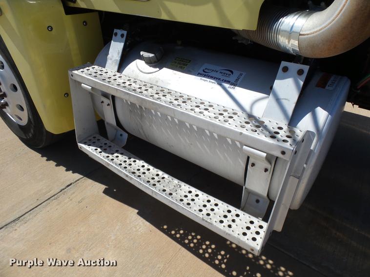 image for item DB4736 2001 Freightliner FLD120 semi truck