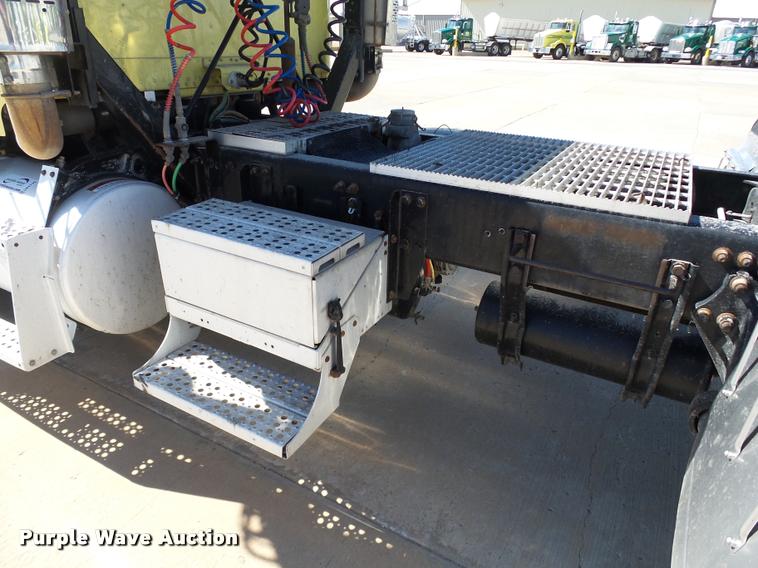 image for item DB4736 2001 Freightliner FLD120 semi truck