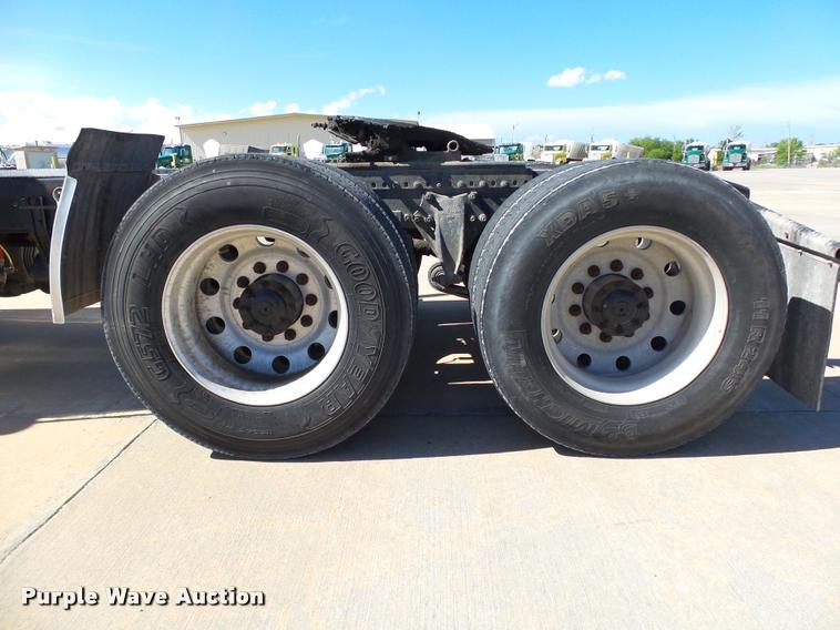 image for item DB4736 2001 Freightliner FLD120 semi truck