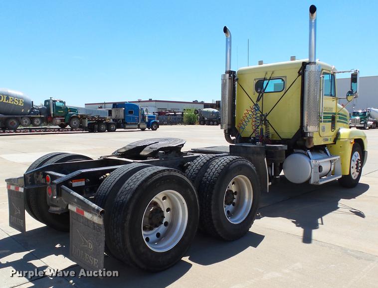 image for item DB4737 2001 Freightliner FLD120 semi truck