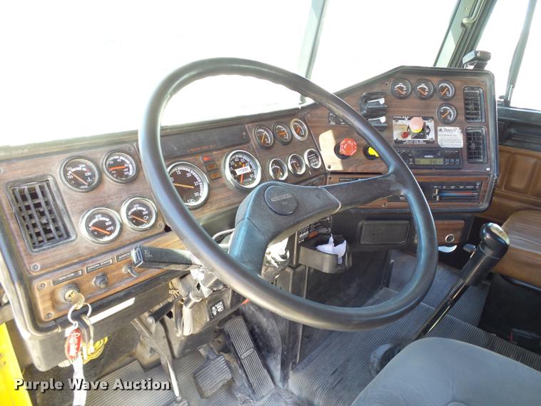 image for item DB4737 2001 Freightliner FLD120 semi truck