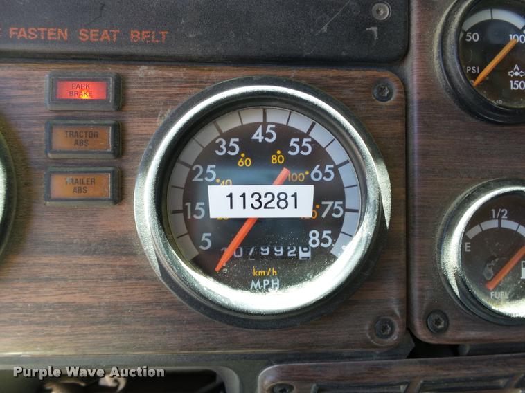 image for item DB4737 2001 Freightliner FLD120 semi truck