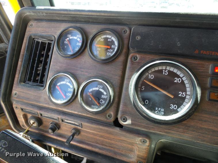 image for item DB4737 2001 Freightliner FLD120 semi truck