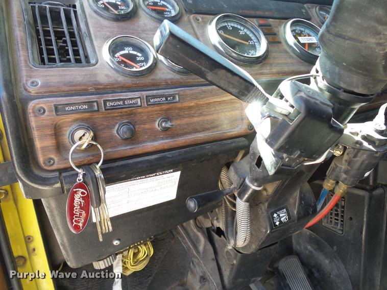 image for item DB4737 2001 Freightliner FLD120 semi truck