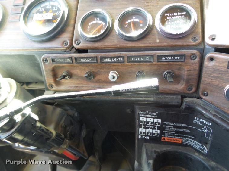 image for item DB4737 2001 Freightliner FLD120 semi truck