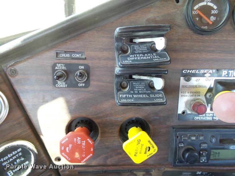 image for item DB4737 2001 Freightliner FLD120 semi truck