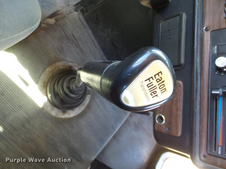 image for item DB4737 2001 Freightliner FLD120 semi truck