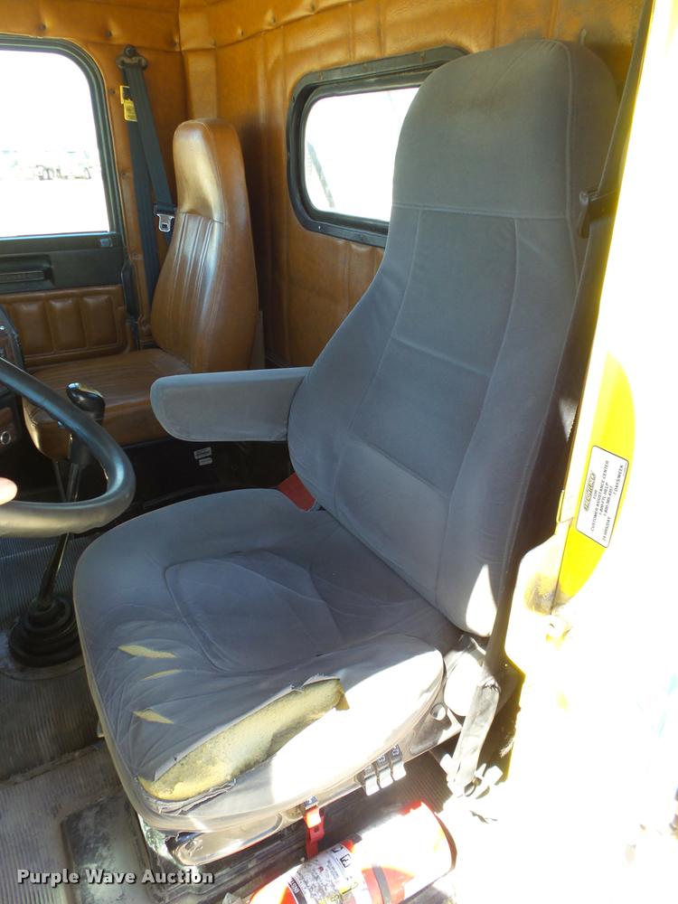 image for item DB4737 2001 Freightliner FLD120 semi truck