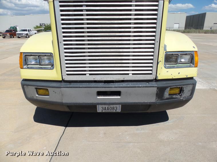 image for item DB4737 2001 Freightliner FLD120 semi truck