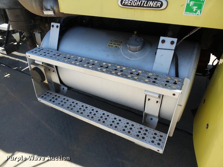 image for item DB4737 2001 Freightliner FLD120 semi truck