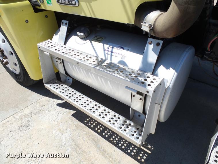 image for item DB4737 2001 Freightliner FLD120 semi truck