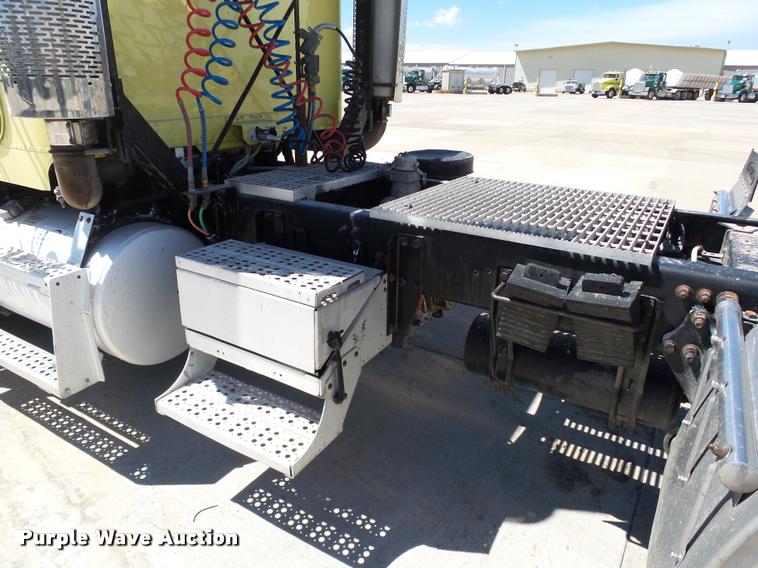 image for item DB4737 2001 Freightliner FLD120 semi truck