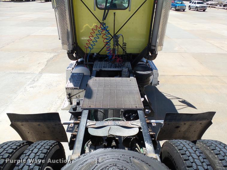 image for item DB4737 2001 Freightliner FLD120 semi truck