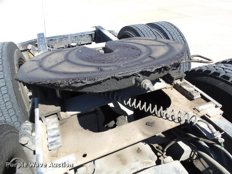 image for item DB4737 2001 Freightliner FLD120 semi truck