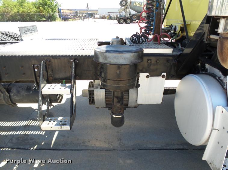 image for item DB4737 2001 Freightliner FLD120 semi truck