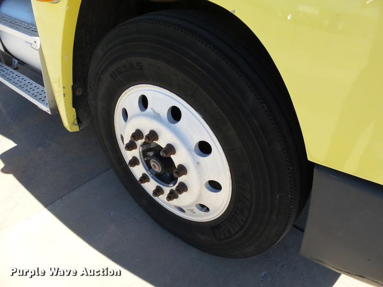 image for item DB4737 2001 Freightliner FLD120 semi truck