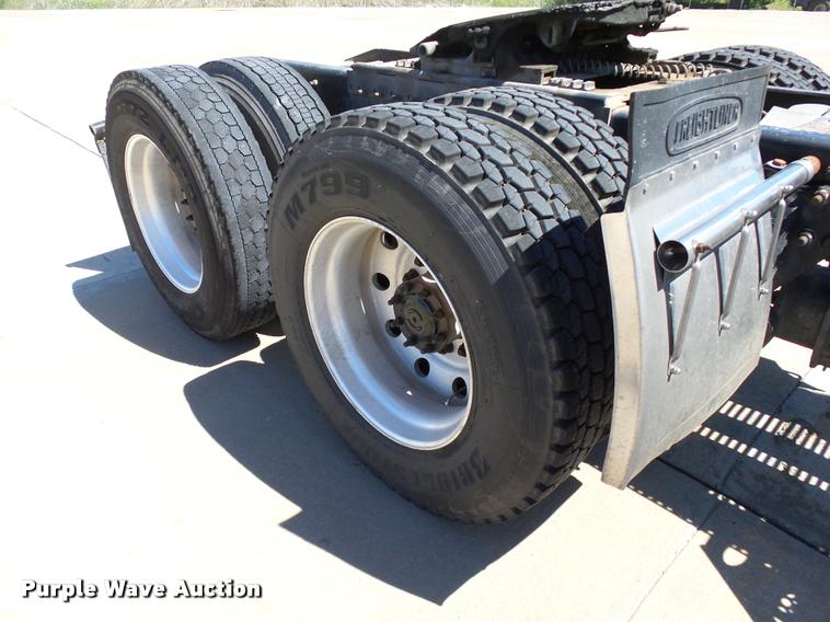 image for item DB4737 2001 Freightliner FLD120 semi truck