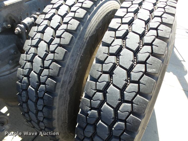 image for item DB4737 2001 Freightliner FLD120 semi truck