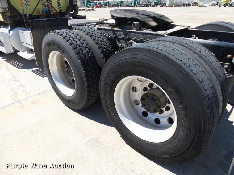 image for item DB4737 2001 Freightliner FLD120 semi truck