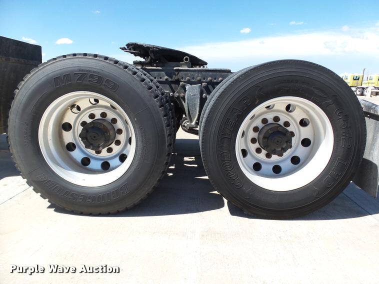 image for item DB4737 2001 Freightliner FLD120 semi truck