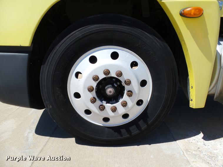 image for item DB4737 2001 Freightliner FLD120 semi truck