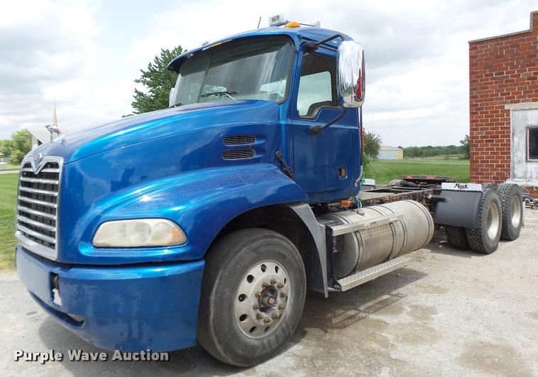 image for item DF9266 2005 Mack CX613 semi truck