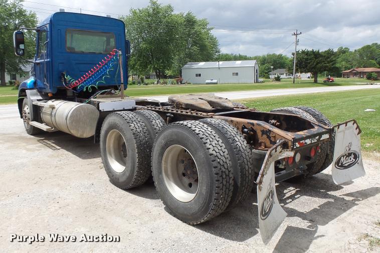 image for item DF9266 2005 Mack CX613 semi truck