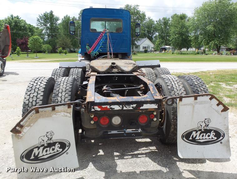 image for item DF9266 2005 Mack CX613 semi truck