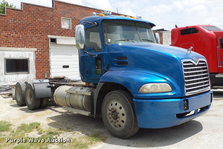 image for item DF9266 2005 Mack CX613 semi truck