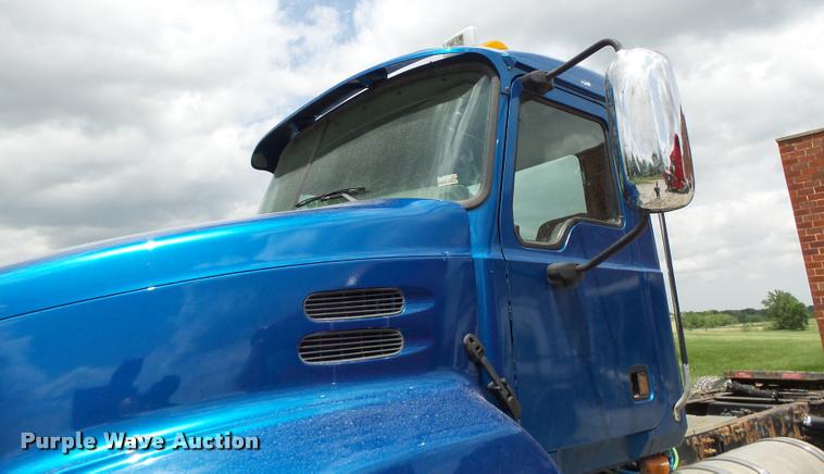 image for item DF9266 2005 Mack CX613 semi truck