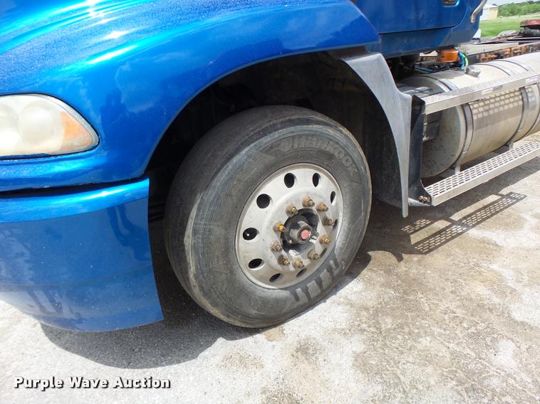 image for item DF9266 2005 Mack CX613 semi truck