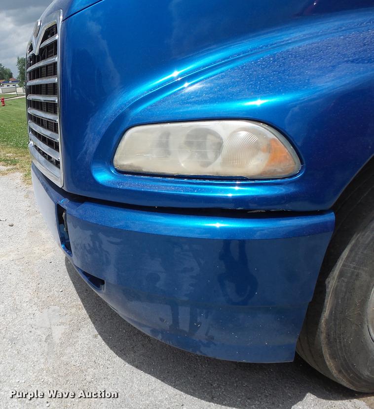 image for item DF9266 2005 Mack CX613 semi truck
