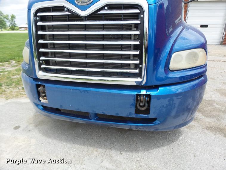 image for item DF9266 2005 Mack CX613 semi truck