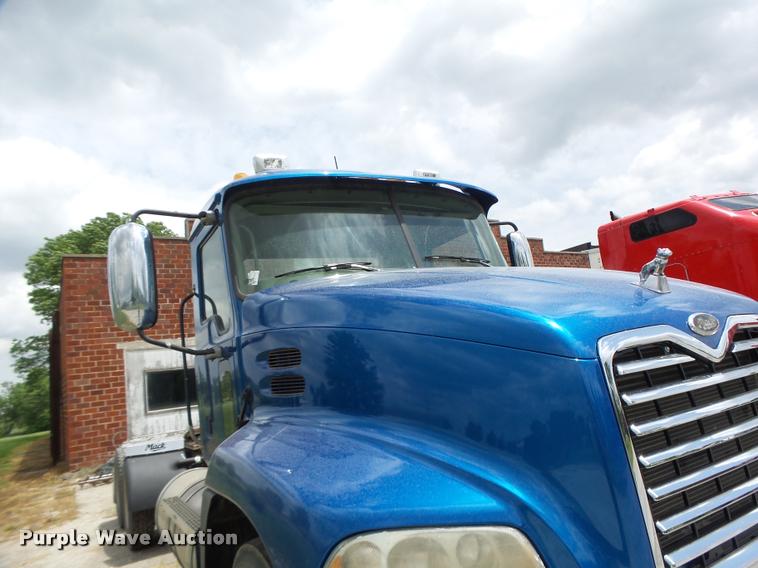 image for item DF9266 2005 Mack CX613 semi truck