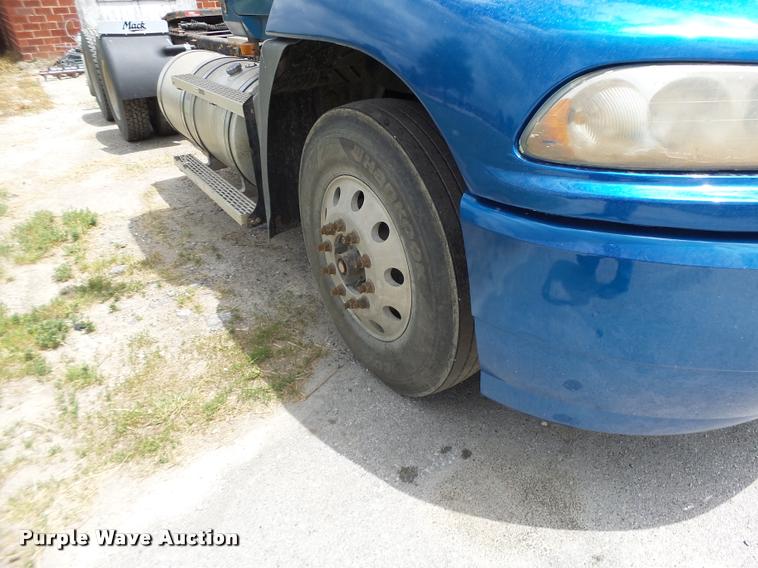 image for item DF9266 2005 Mack CX613 semi truck