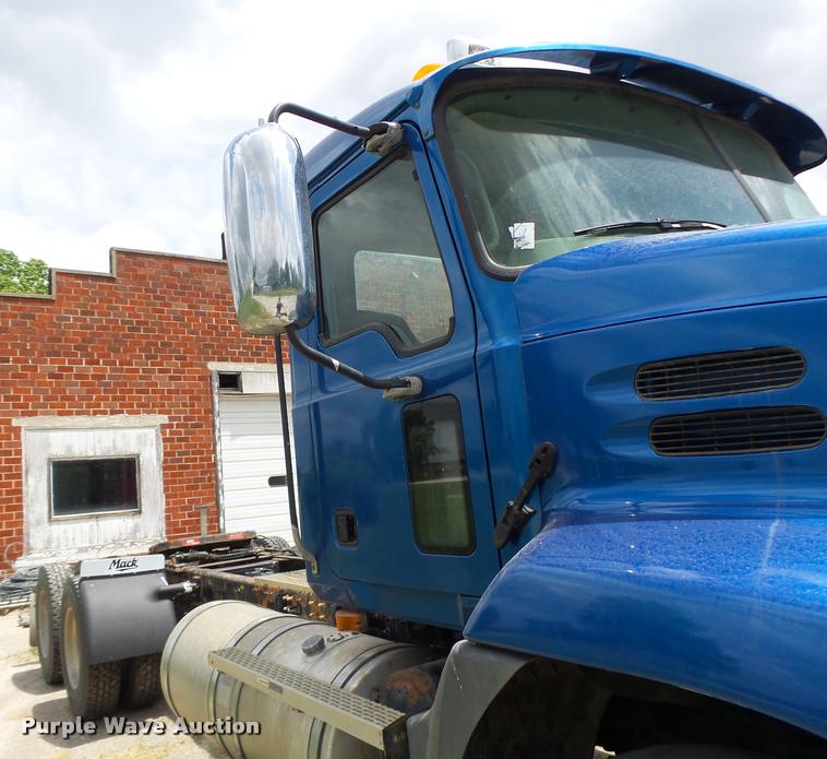 image for item DF9266 2005 Mack CX613 semi truck