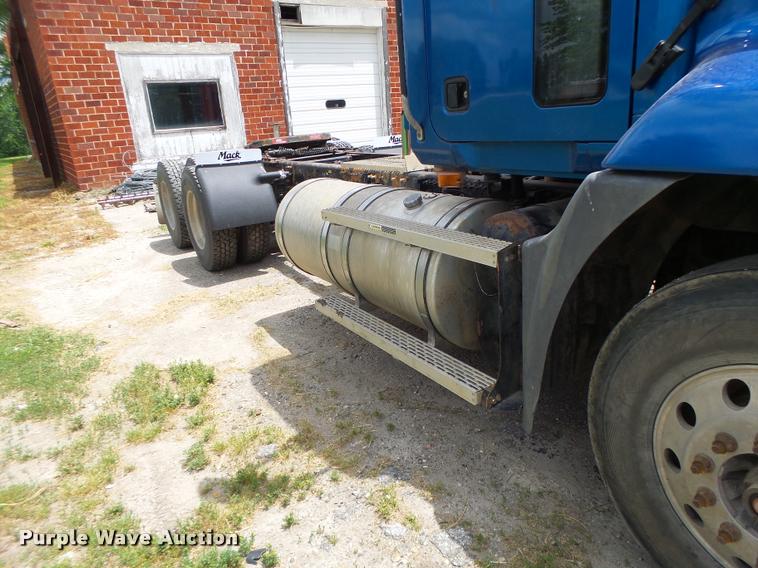 image for item DF9266 2005 Mack CX613 semi truck