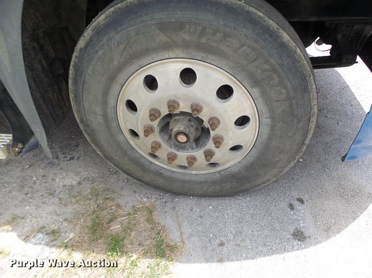 image for item DF9266 2005 Mack CX613 semi truck