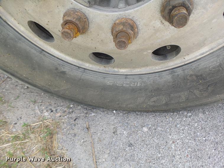 image for item DF9266 2005 Mack CX613 semi truck