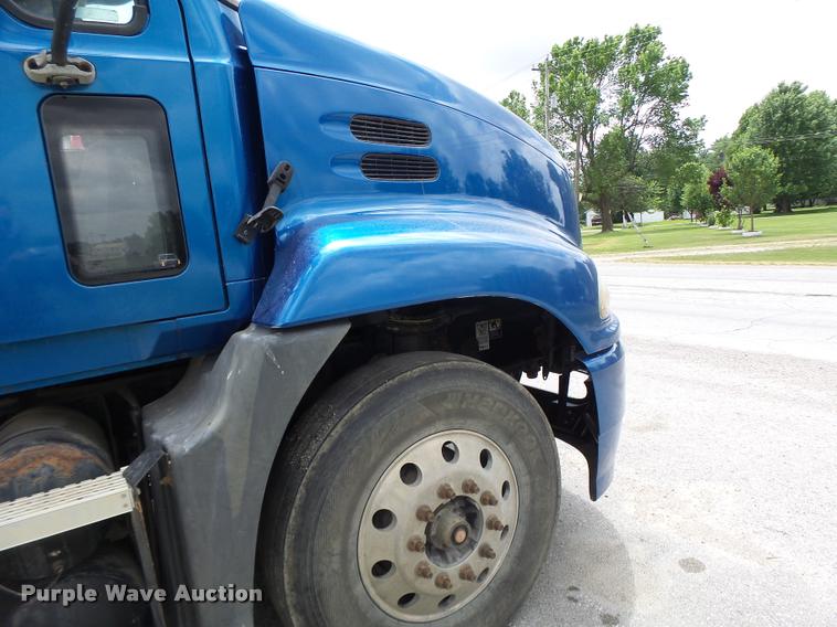 image for item DF9266 2005 Mack CX613 semi truck